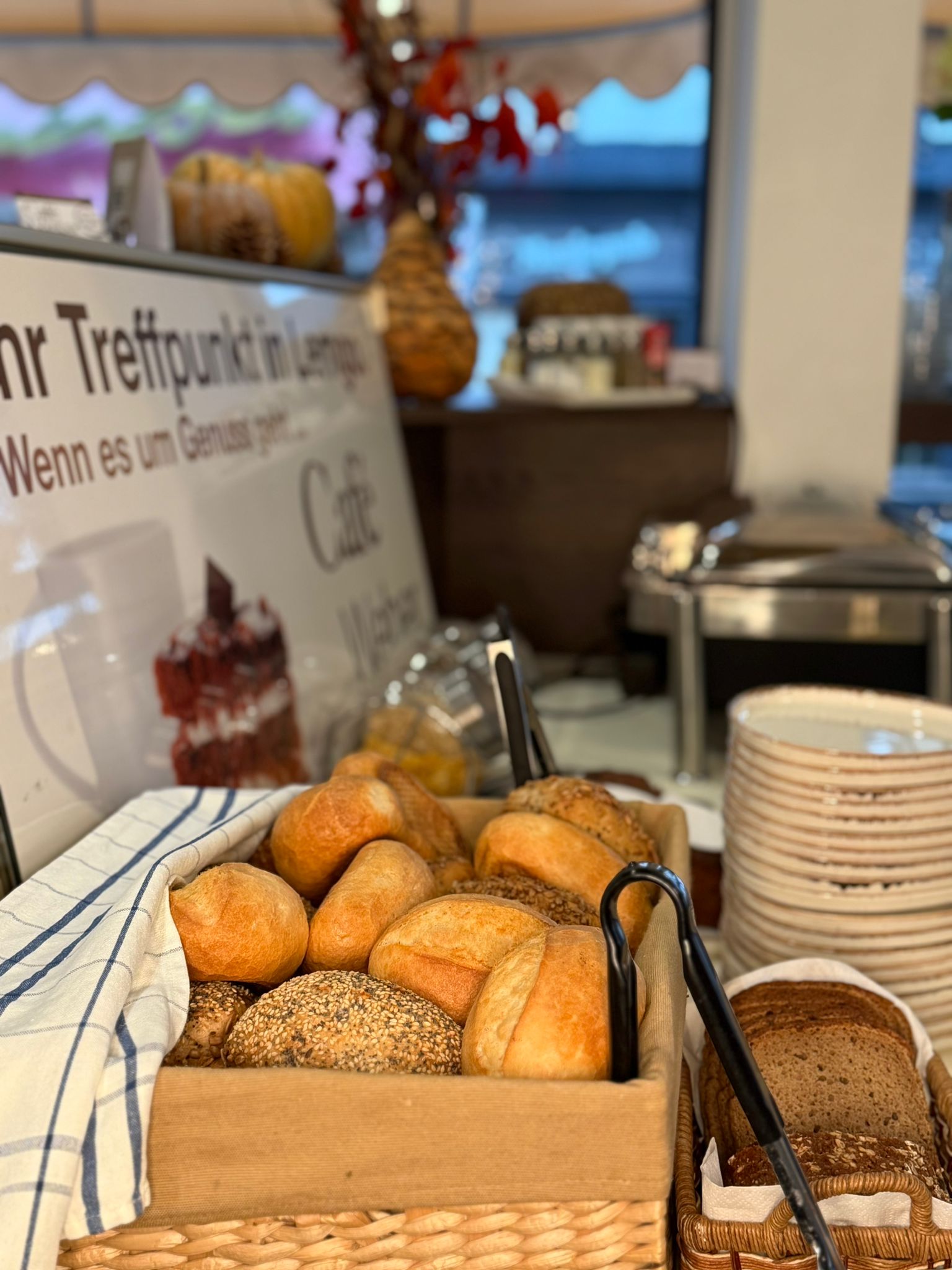 Frühstücksbuffet mit Brötchen