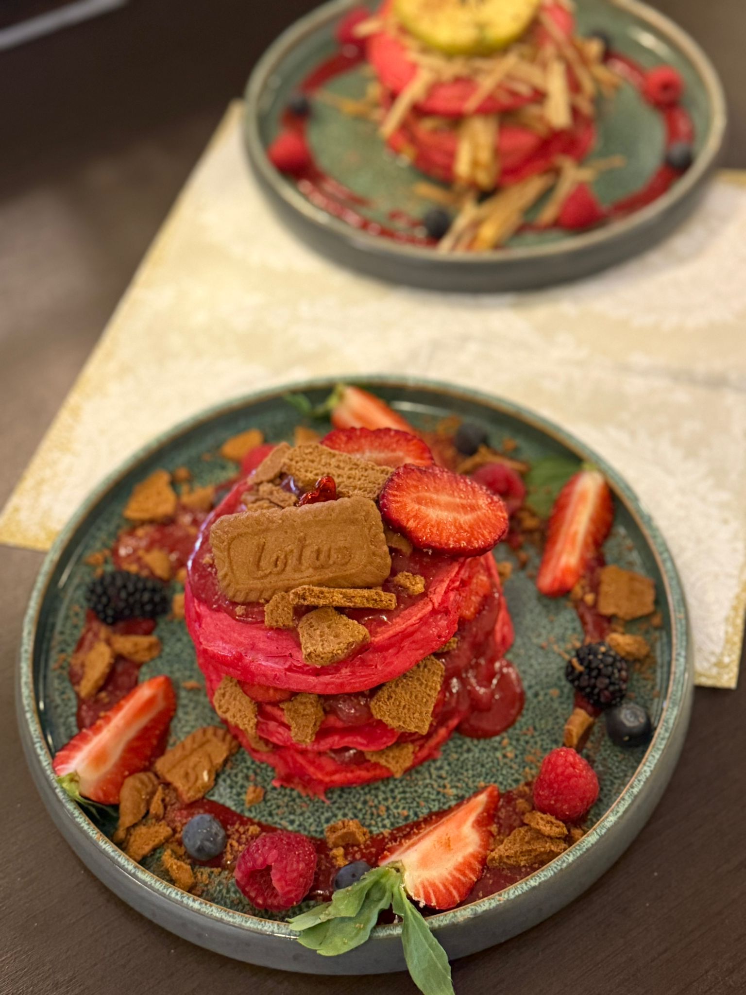 Lotus Pancake mit Obstgarnitur