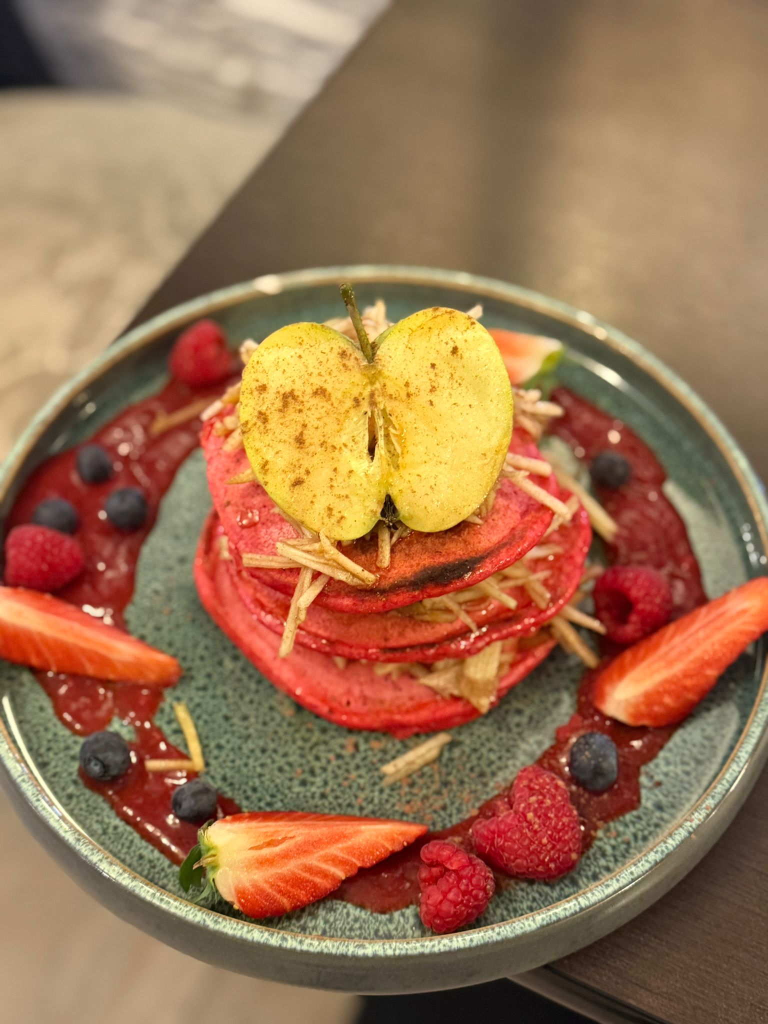 Pancake mit Obstgarnitur