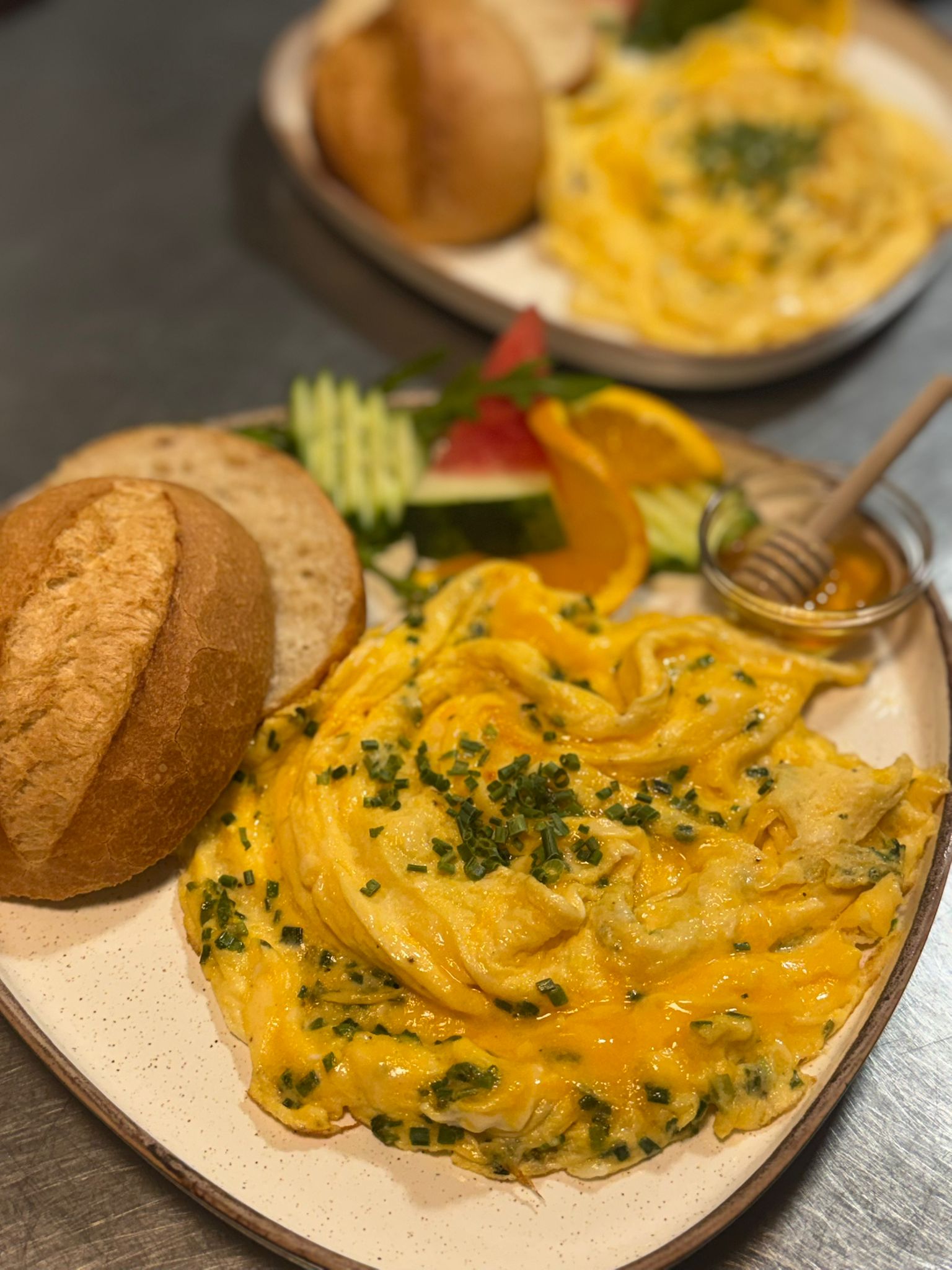 Rührei mit Brötchen und Garnitur