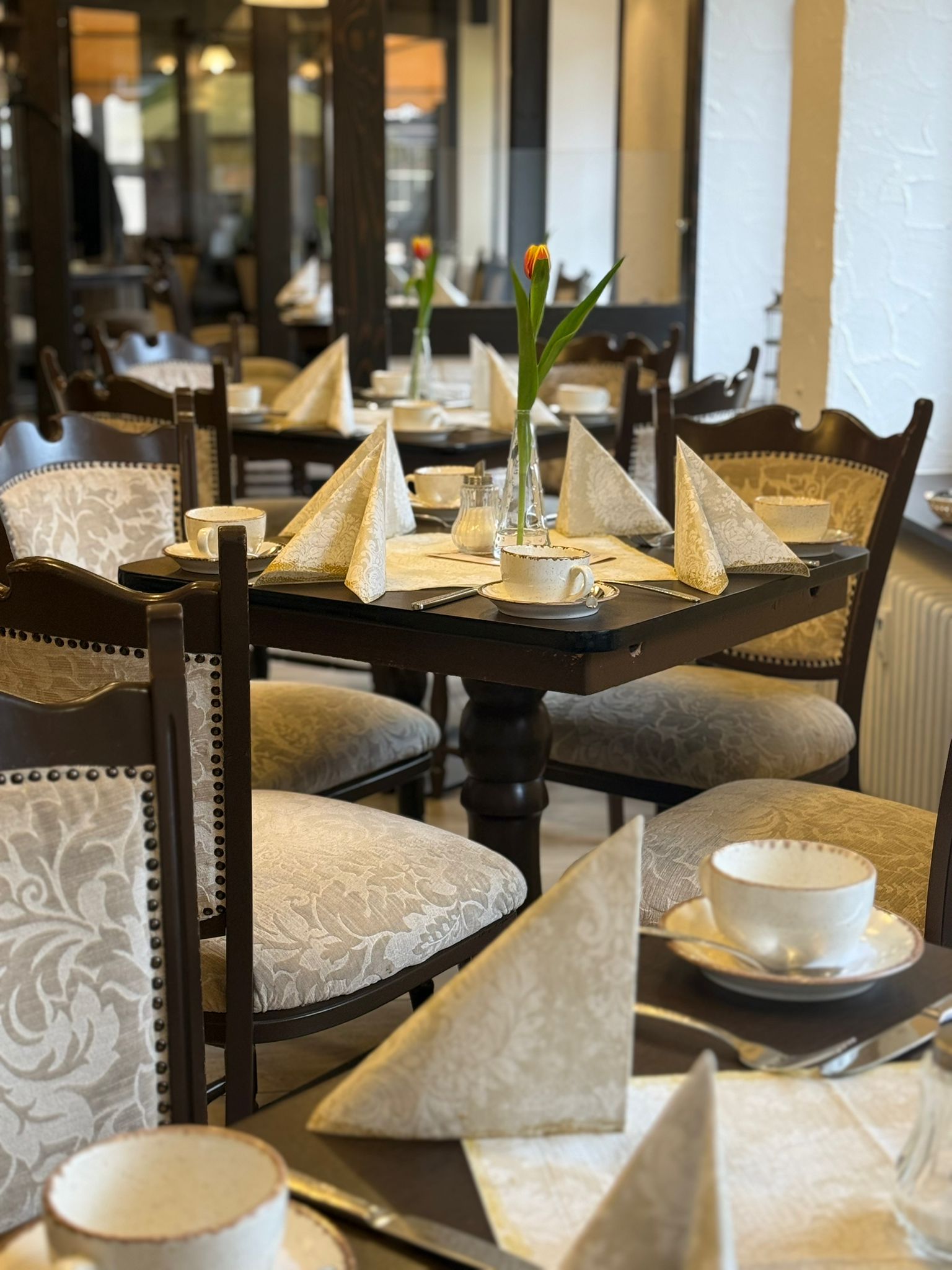 Gedeckte Tische im Cafe Weber