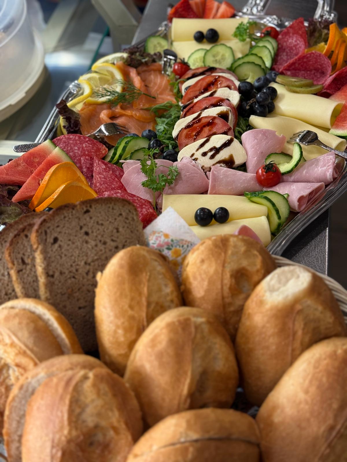 Frühstücksgedeck mit Brötchen