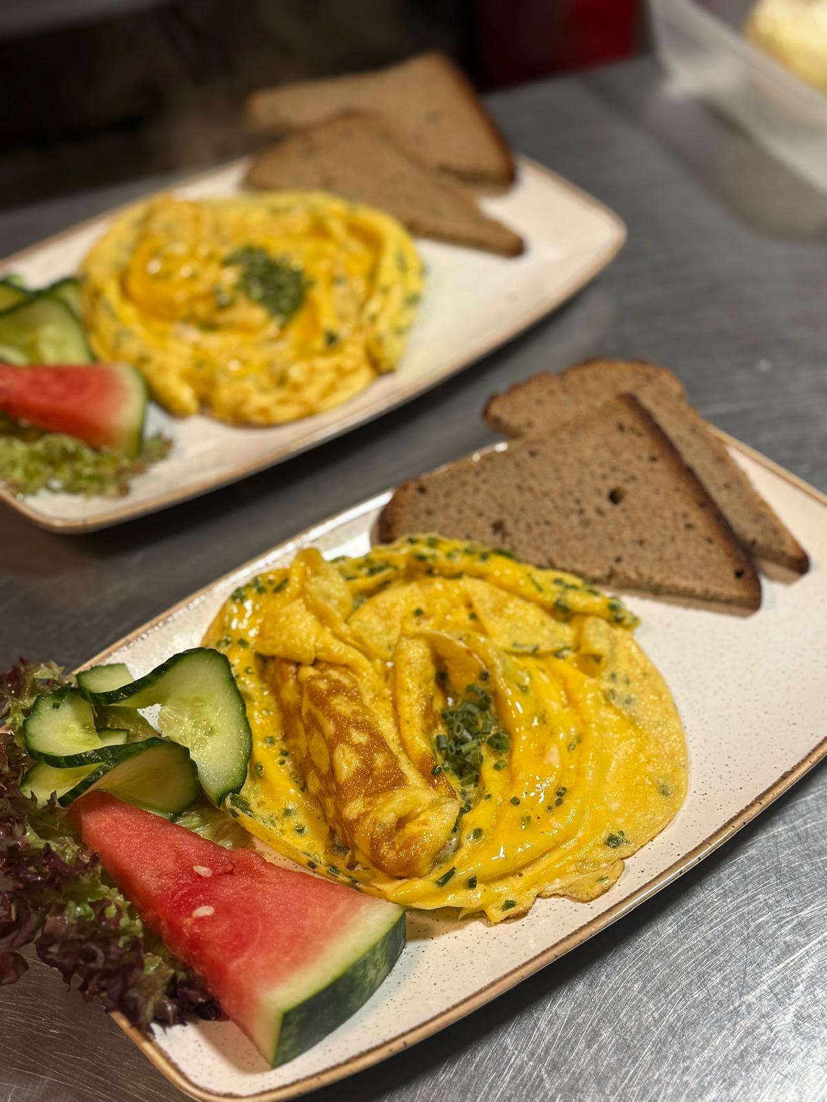 Rührei mit Brot und Garnitur
